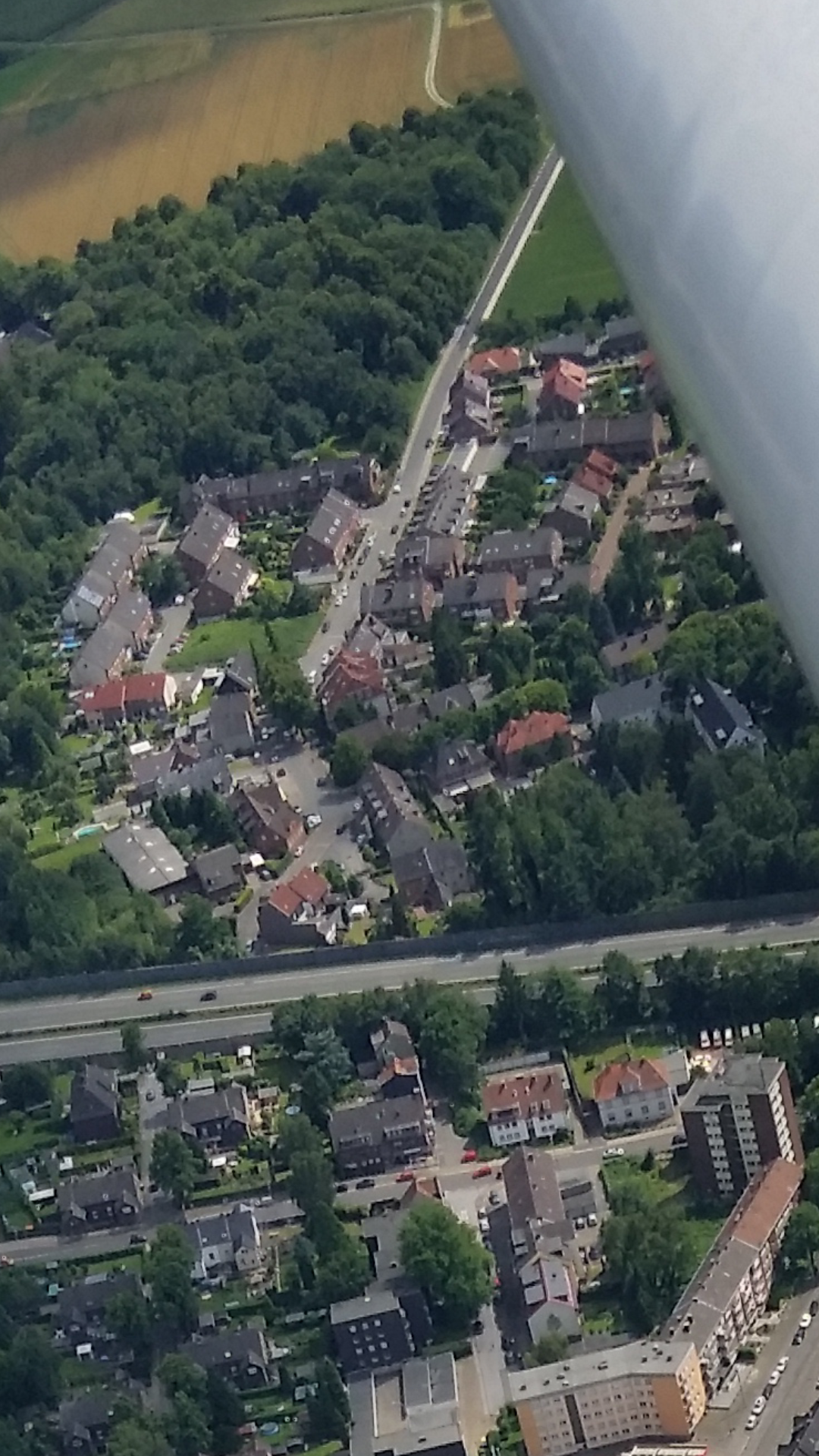 Am Erlsberg 12 (unten im Bild) und alter Friedhof Beckhausen (das Waldstück oben im Bild)